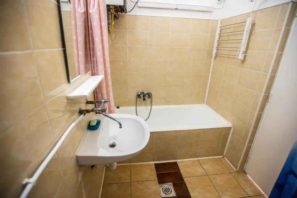 Keleti City Center Big Flat Bedroom Private Use Homestay