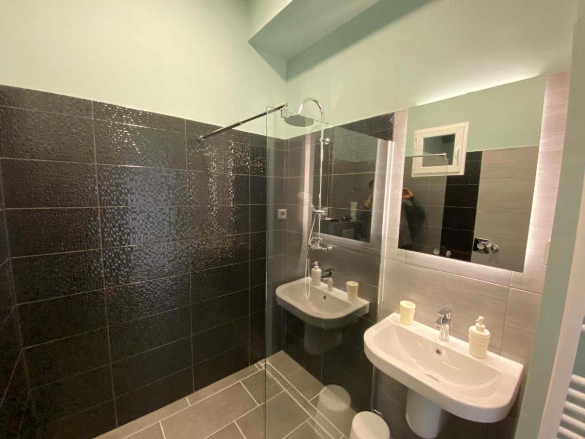 Apartment Center Of 3 *