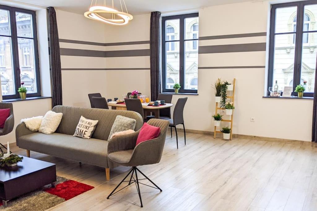 Modern Luxe In Heart Of Downtown Apartment Budapest
