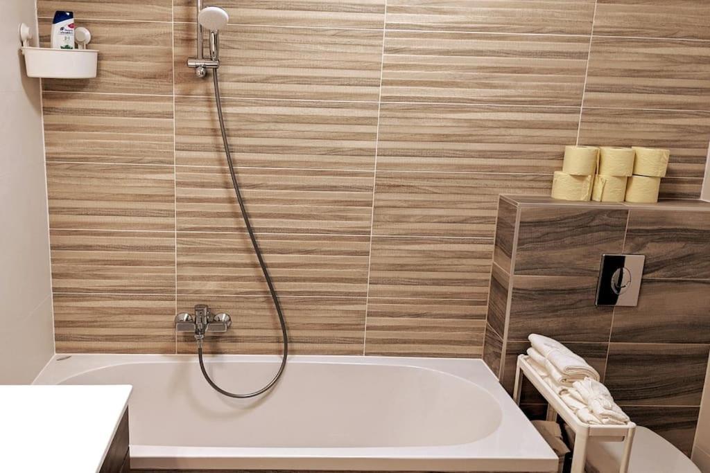 Modern Luxe In Heart Of Downtown Appartement Boedapest