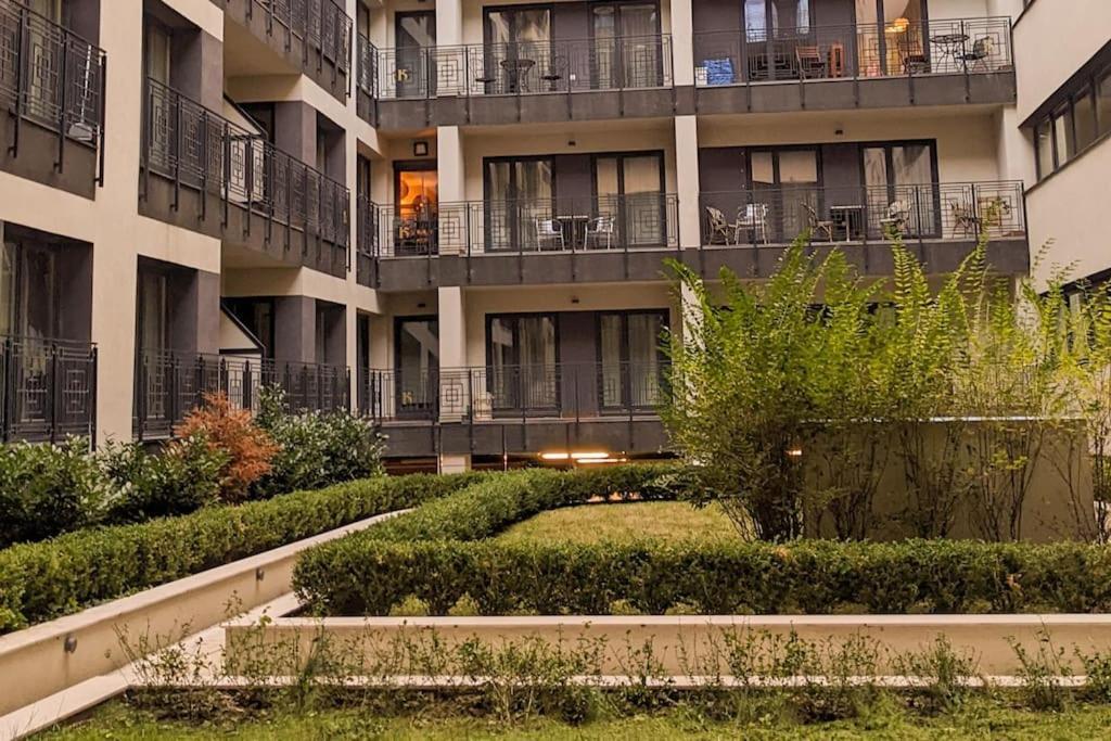 Modern Luxe In Heart Of Downtown *