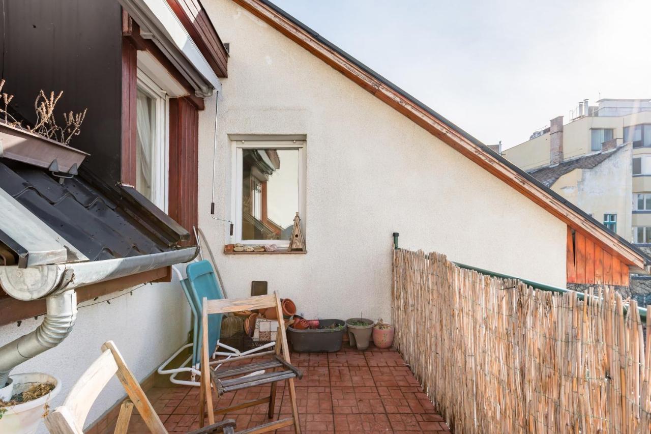 Relax Into Loft Living At A Light-filled Escape Appartement Boedapest