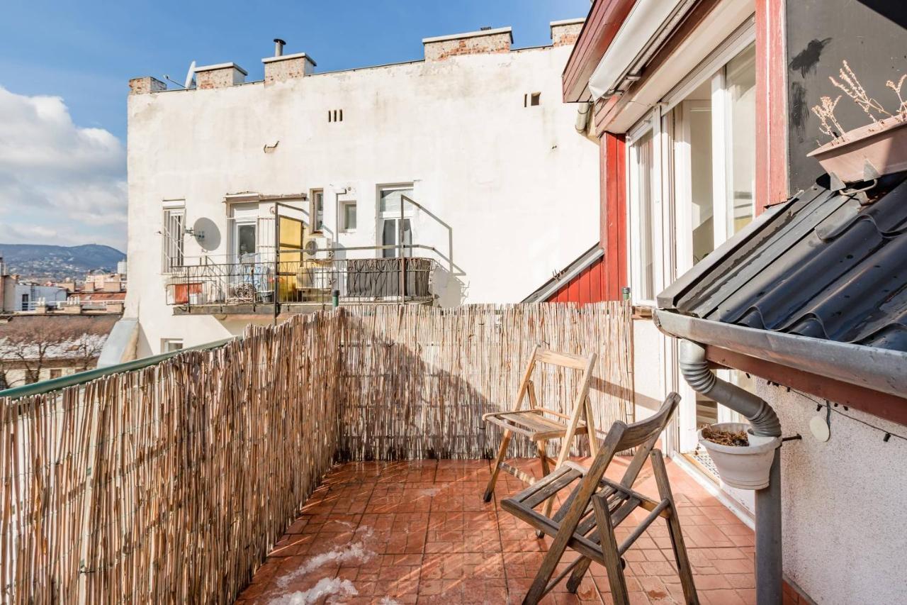 Relax Into Loft Living At A Light-filled Escape