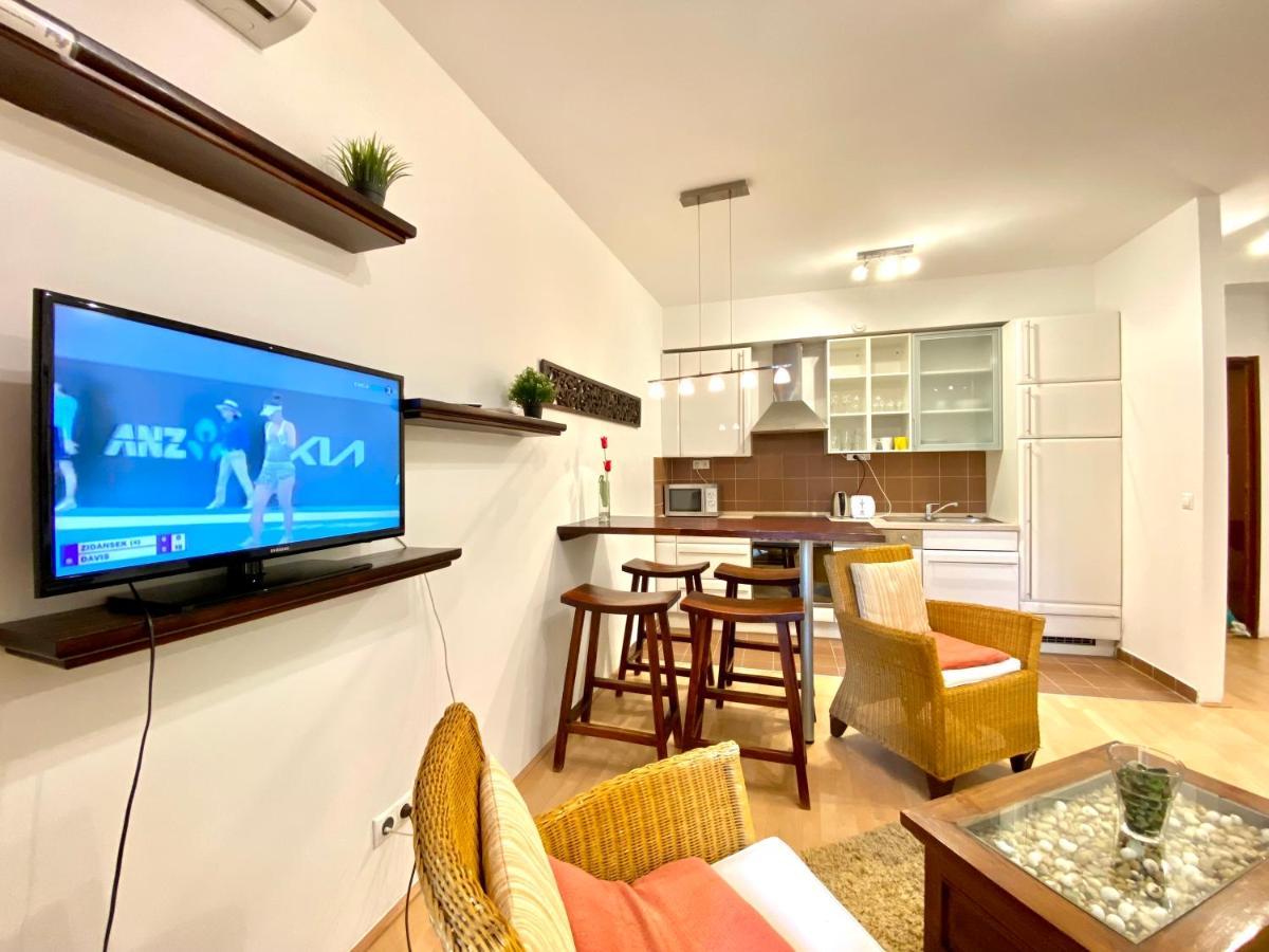 Downtown Vibe-kiraly I Apts W Private Balcony Appartamento *