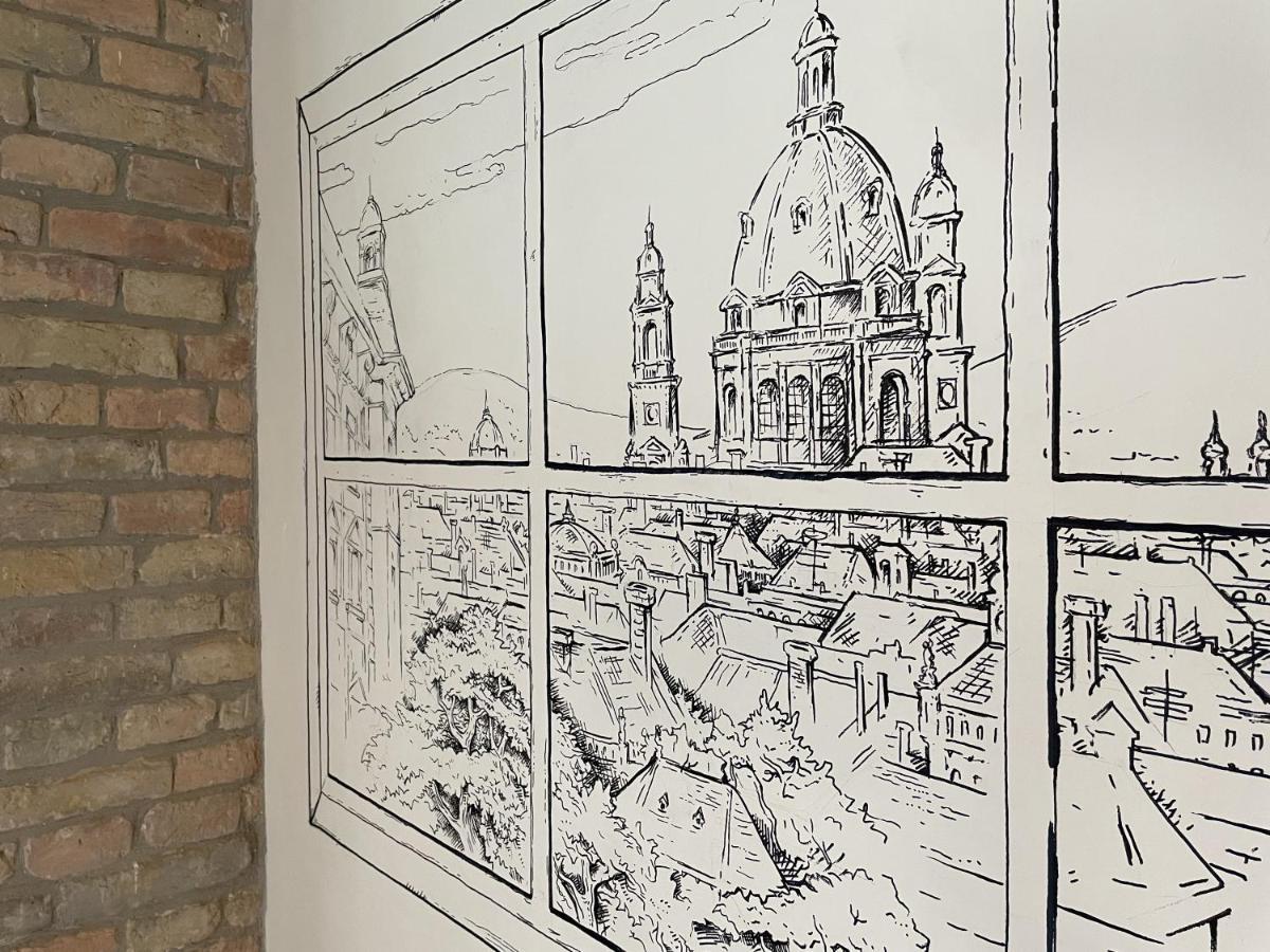 Lavender Circus Hand Drawn Appartement *