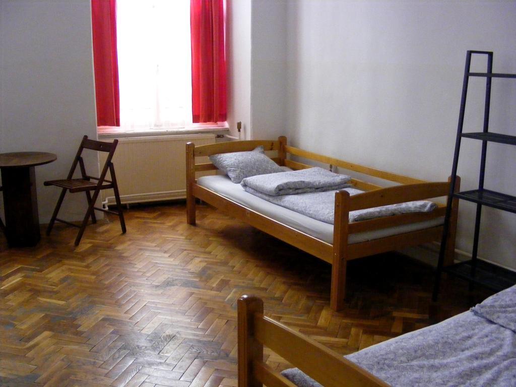 11th Hour Cinema Hostel *