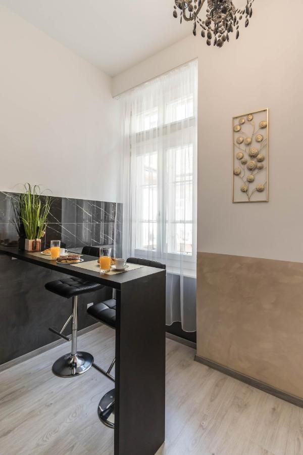 Rita's Design In Downtown Apartment