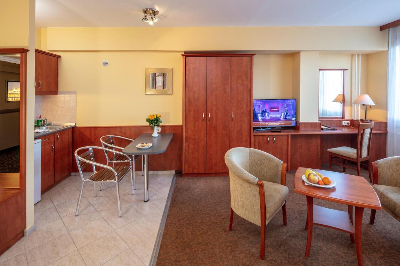 Aparthotel Charles 3*