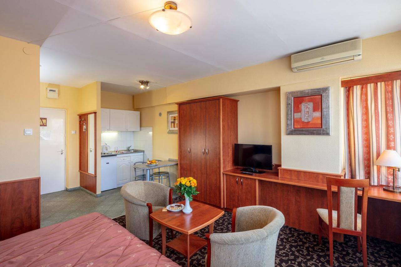 Charles 3* Budapest