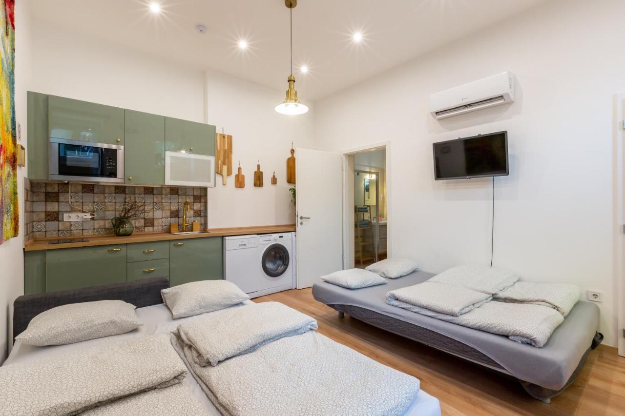 Industrial Style With Ac Steps To Gozsdu Apartmán Budapešť