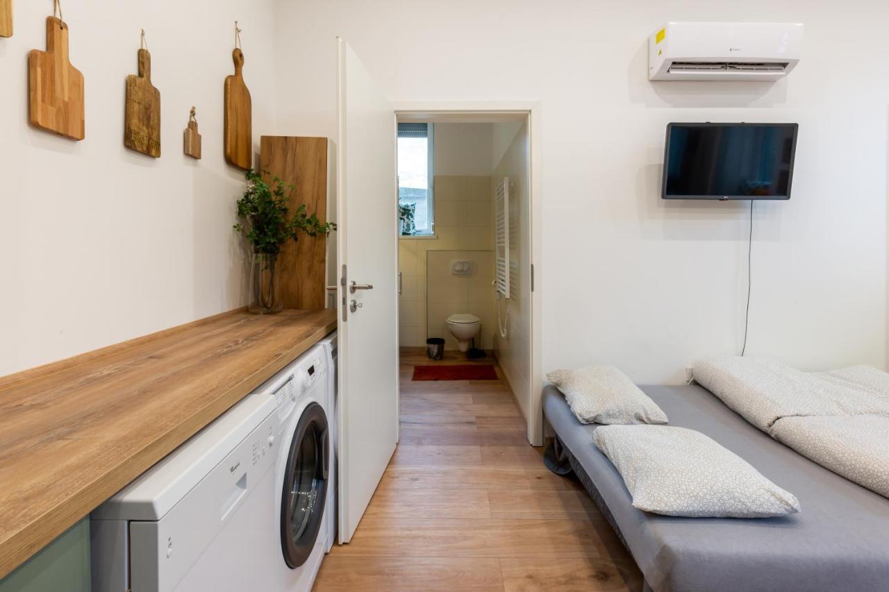 Industrial Style With Ac Steps To Gozsdu Apartment *