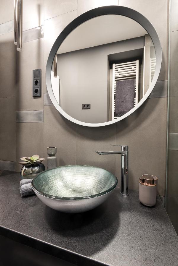 Hollo 3 Bedroom Downtown Apartment