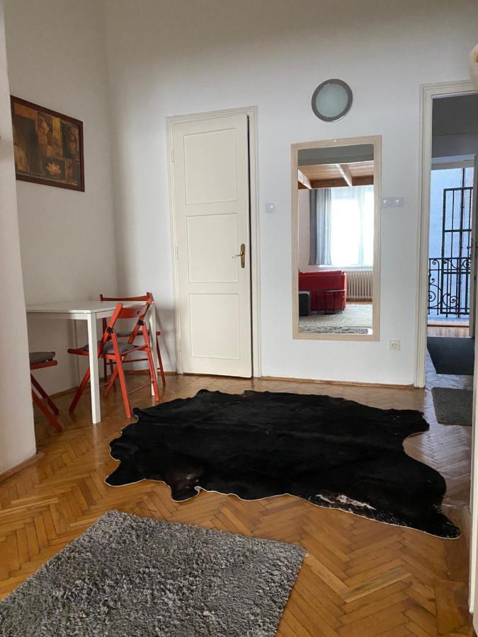 Appartement V. District