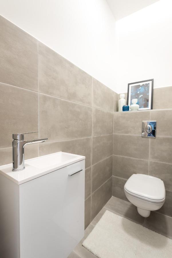 Hollo 3 Bedroom Downtown Apartment
