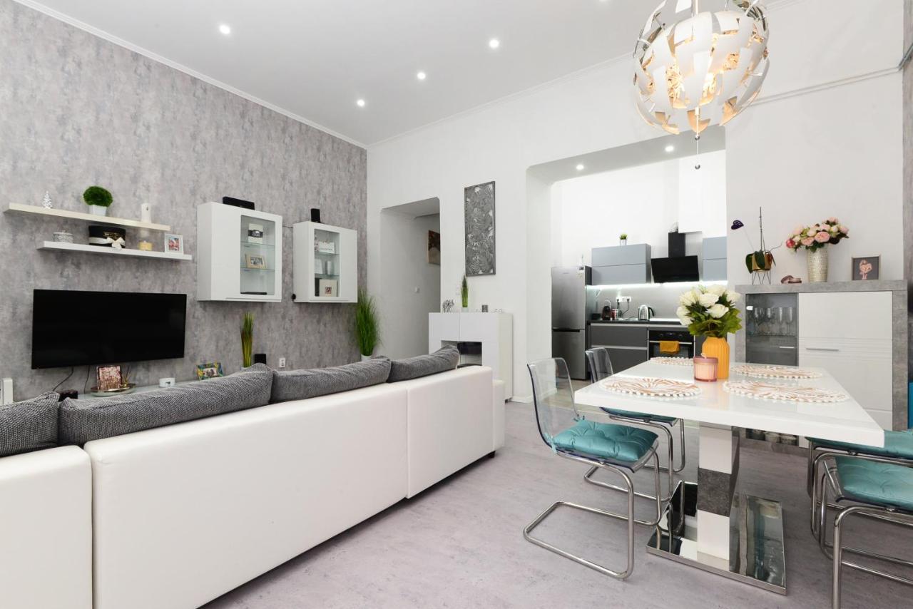 Roses Square Apartman