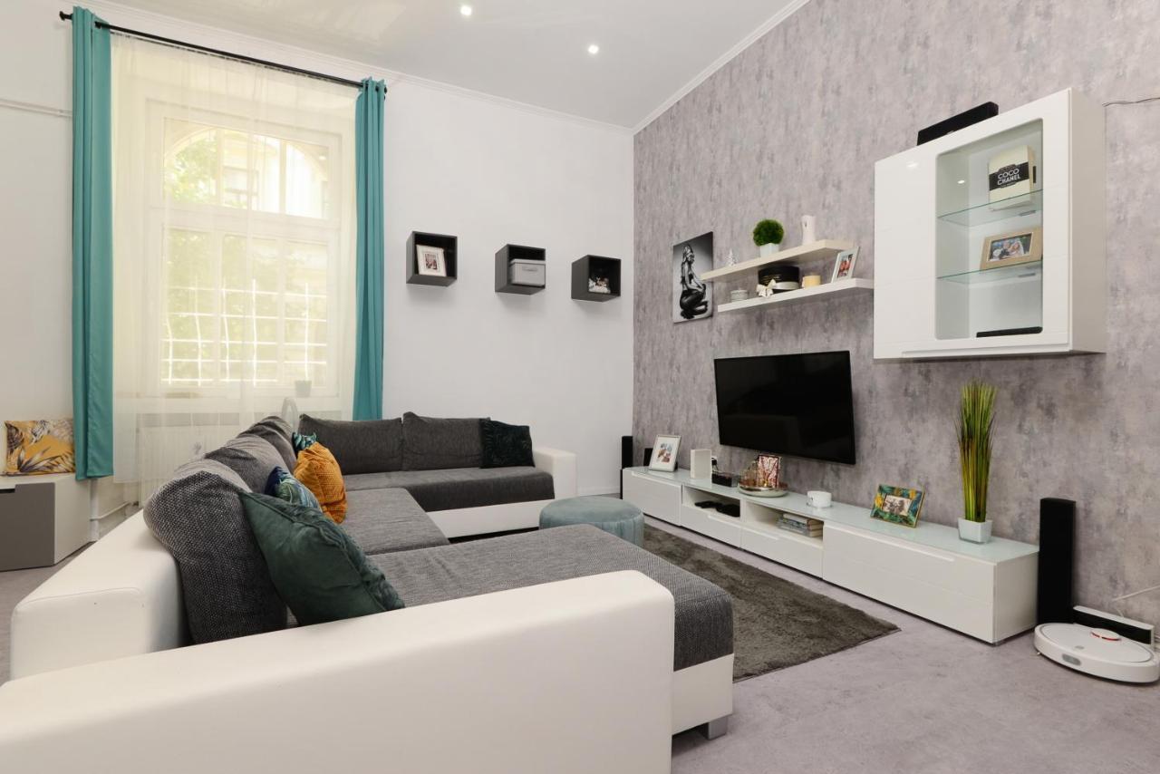 Roses Square Apartman