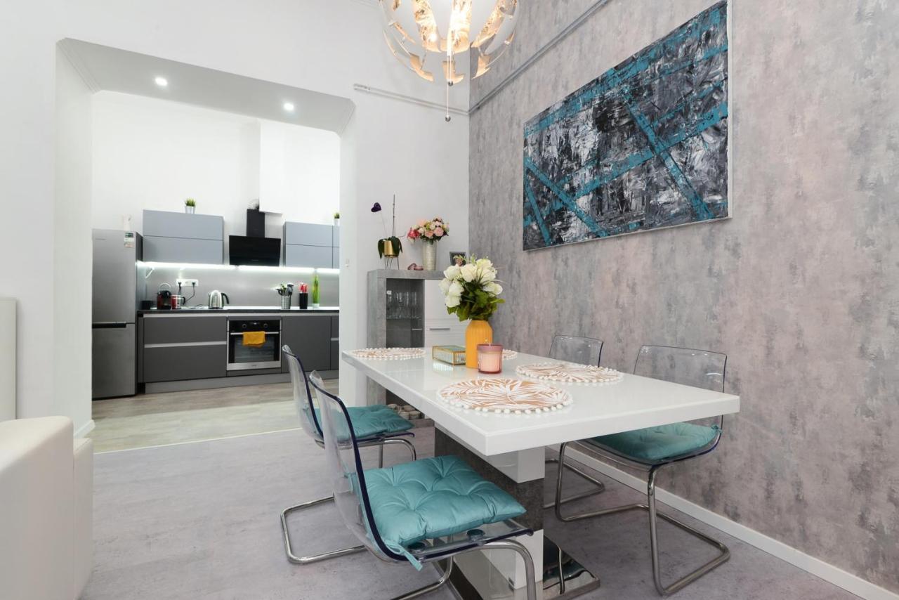 Roses Square Apartman *