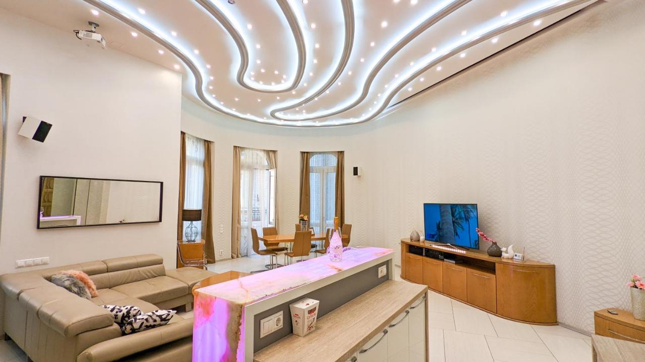 Apartment Downtown Designer Apt W Private Spa, Cinema, Balcony, Prime District V Budapest