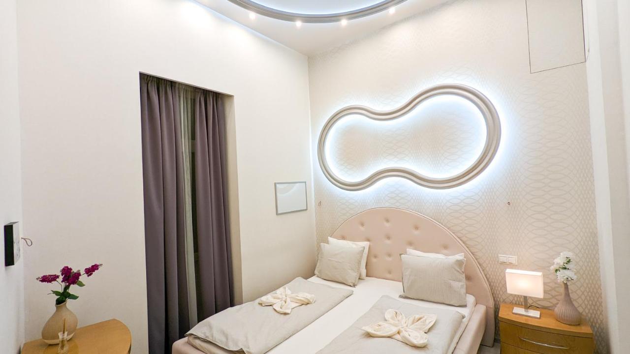 Downtown Designer Apt W Private Spa, Cinema, Balcony, Prime District V Apartment