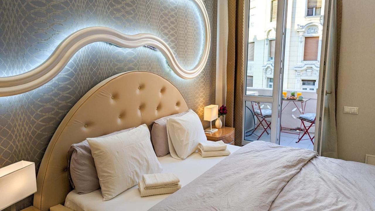 Downtown Designer Apt W Private Spa, Cinema, Balcony, Prime District V *