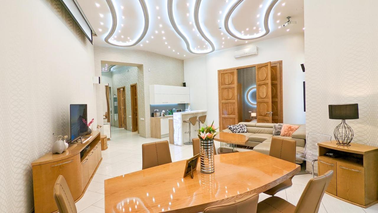 Downtown Designer Apt W Private Spa, Cinema, Balcony, Prime District V Apartment Budapest