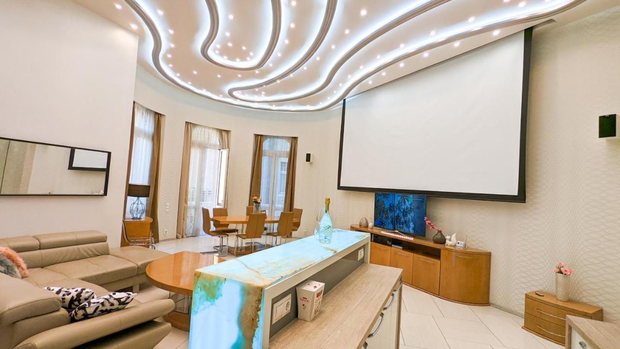Apartment Downtown Designer Apt W Private Spa, Cinema, Balcony, Prime District V Budapest