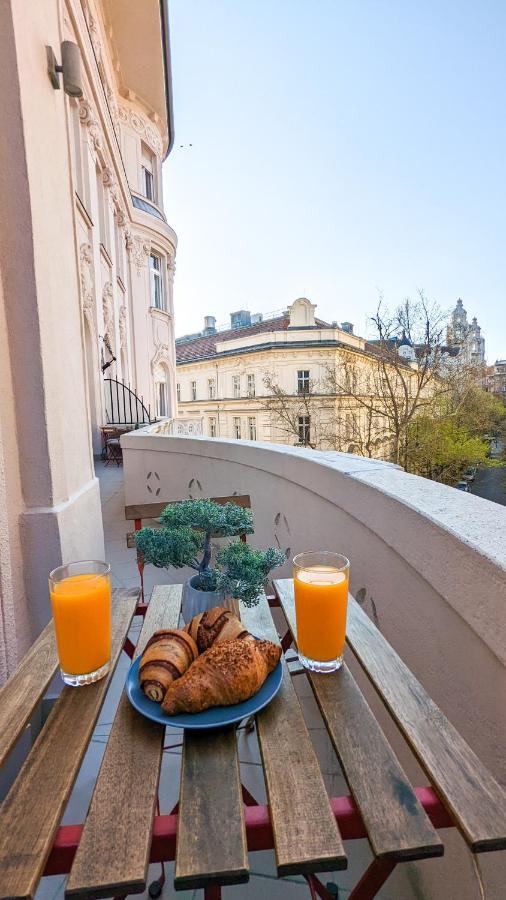 Downtown Designer Apt W Private Spa, Cinema, Balcony, Prime District V Apartment *