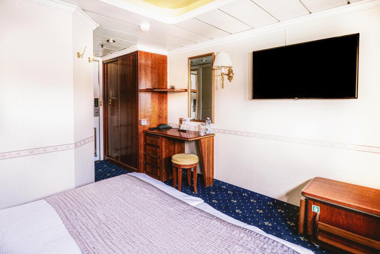 Onriver Hotels - Ms Cezanne