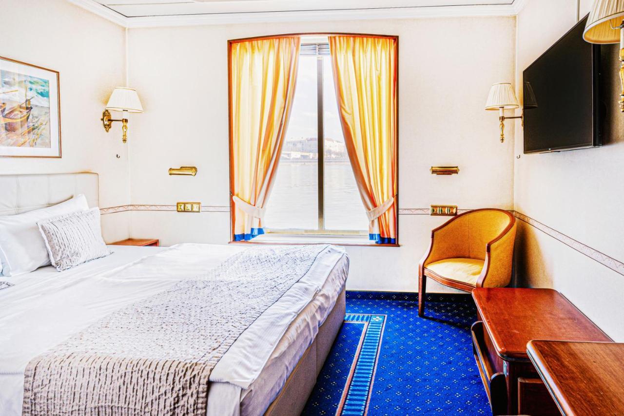 Onriver Hotels - Ms Cezanne