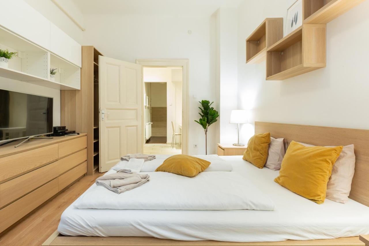 A4-6 Aulich Apartment