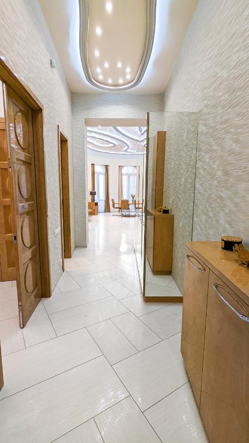 Downtown Designer Apt W Private Spa, Cinema, Balcony, Prime District V *