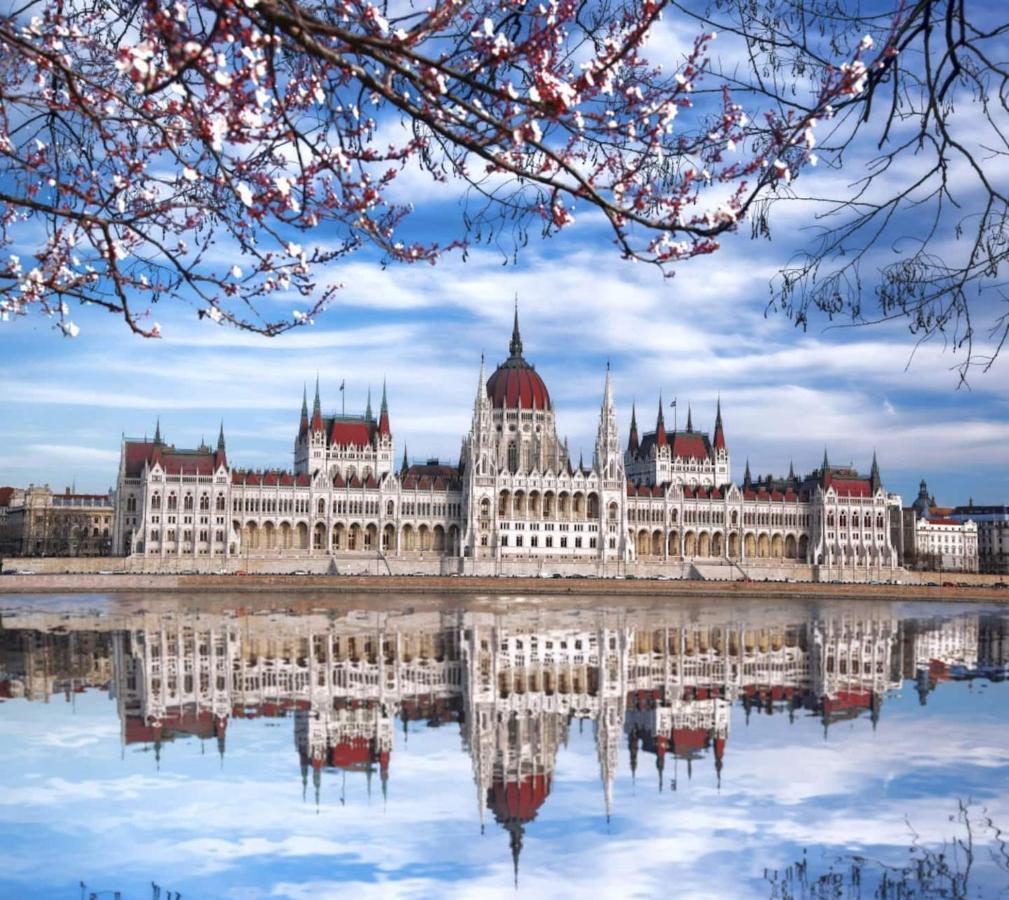 Downtown Designer Apt W Private Spa, Cinema, Balcony, Prime District V Budapest