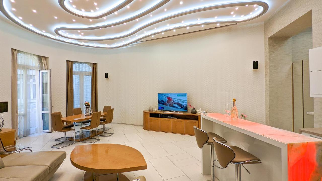 Downtown Designer Apt W Private Spa, Cinema, Balcony, Prime District V