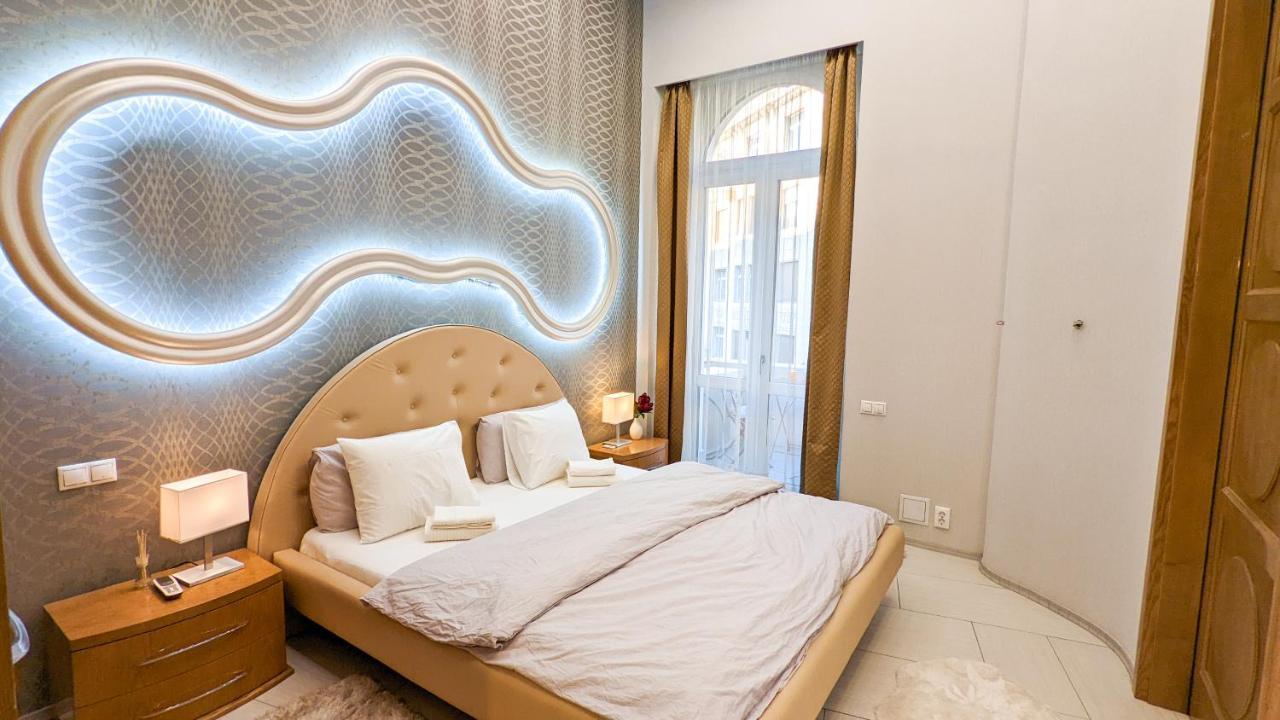 Downtown Designer Apt W Private Spa, Cinema, Balcony, Prime District V Budapest