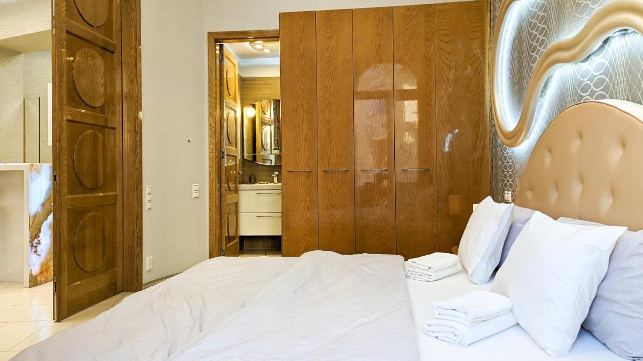 Downtown Designer Apt W Private Spa, Cinema, Balcony, Prime District V