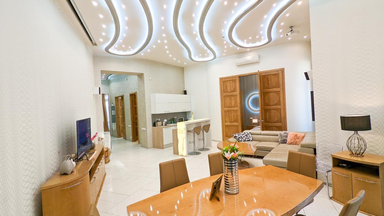 Downtown Designer Apt W Private Spa, Cinema, Balcony, Prime District V Apartment