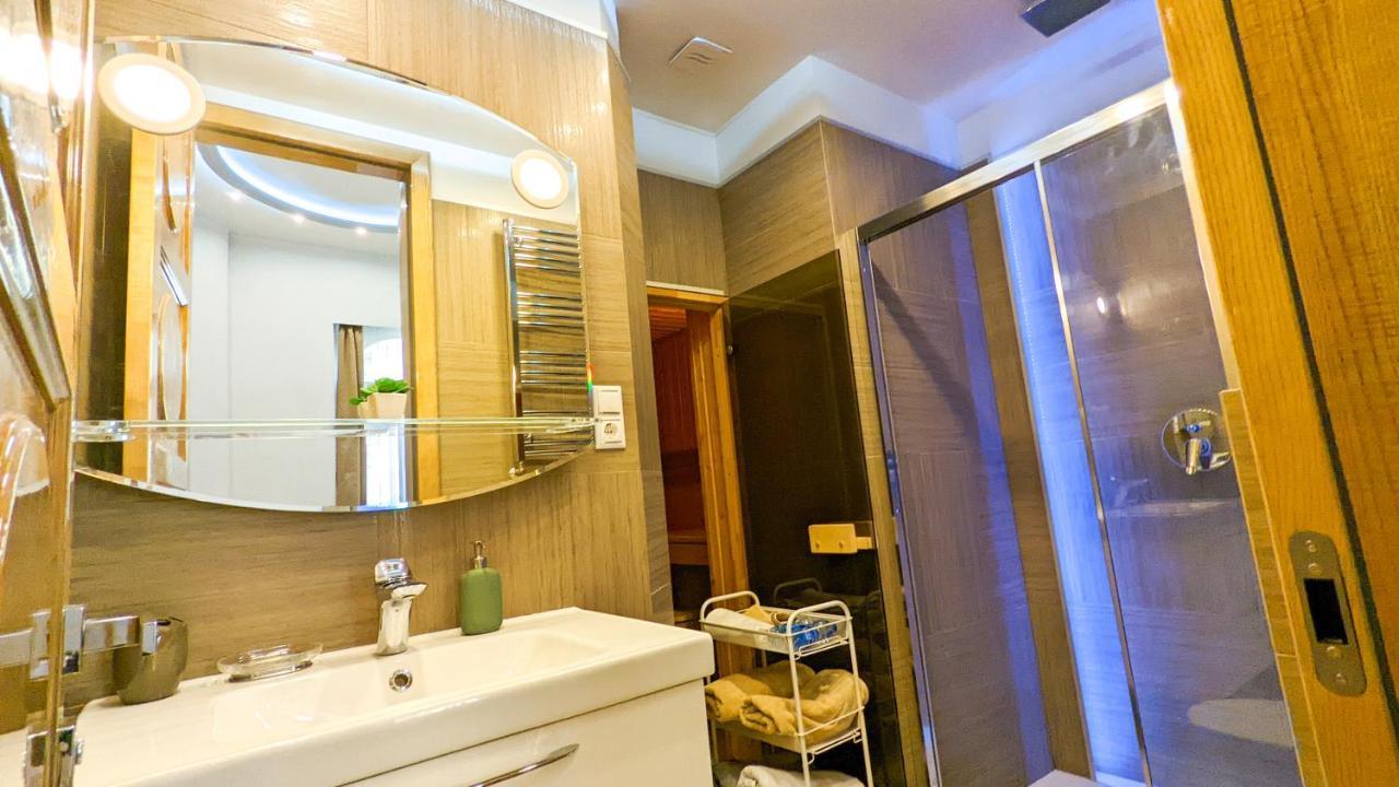 Downtown Designer Apt W Private Spa, Cinema, Balcony, Prime District V Apartment