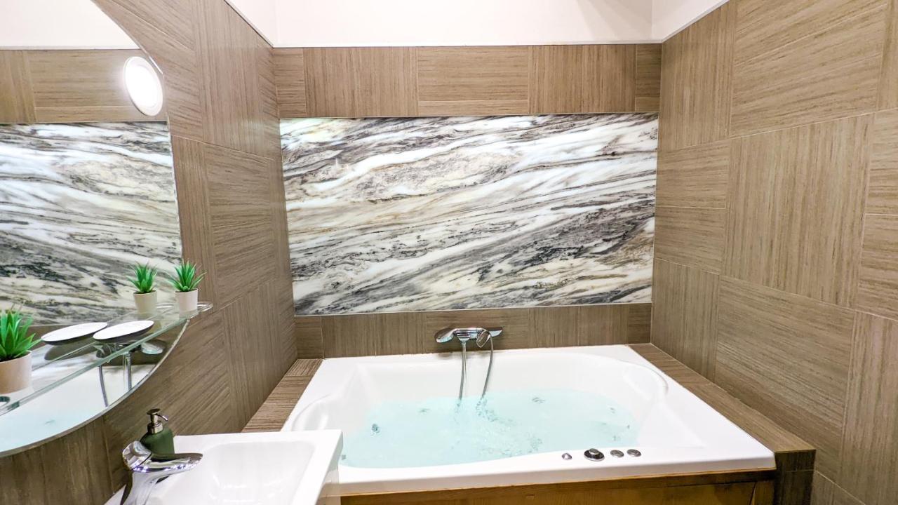 Apartment Downtown Designer Apt W Private Spa, Cinema, Balcony, Prime District V