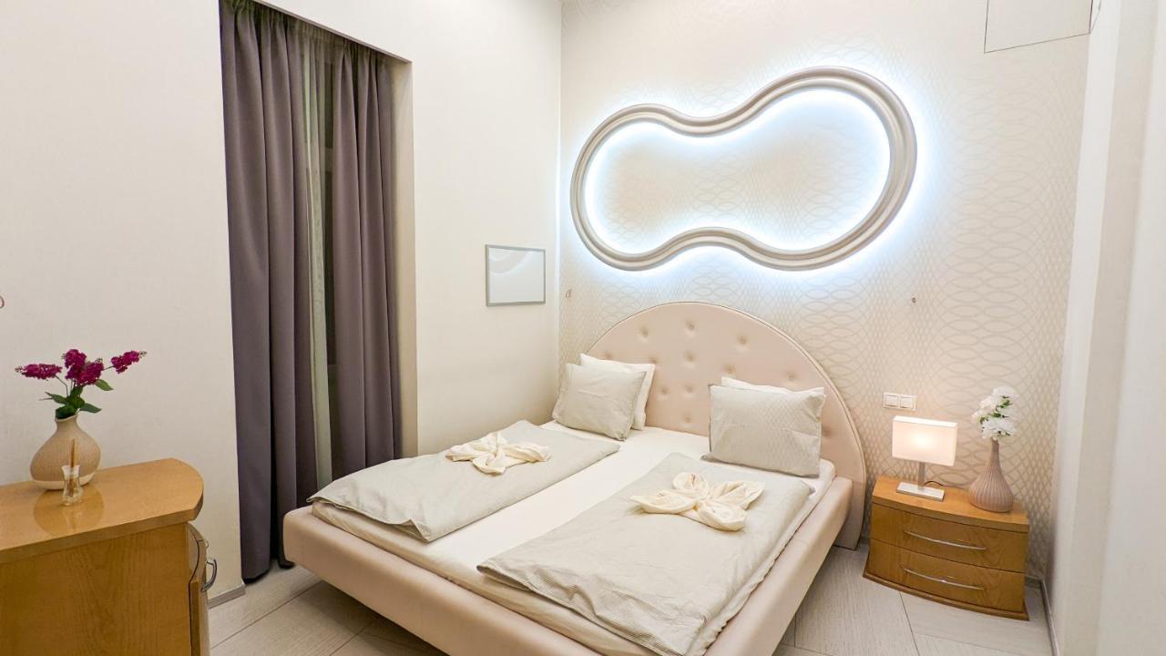 Downtown Designer Apt W Private Spa, Cinema, Balcony, Prime District V * Budapest