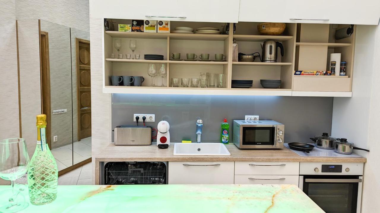 Apartment Downtown Designer Apt W Private Spa, Cinema, Balcony, Prime District V *