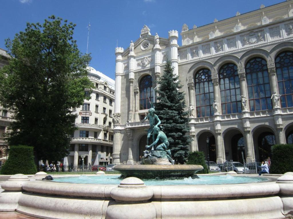 Downtown Designer Apt W Private Spa, Cinema, Balcony, Prime District V * Budapest
