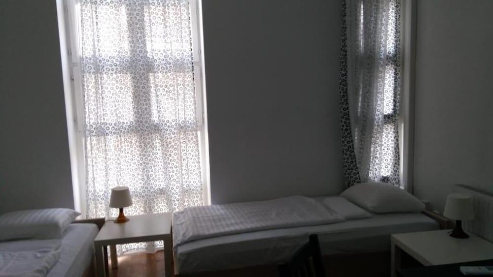 Broadway 2* Budapest