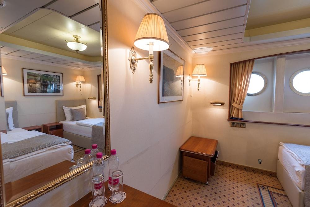 Onriver Hotels - Ms Cezanne