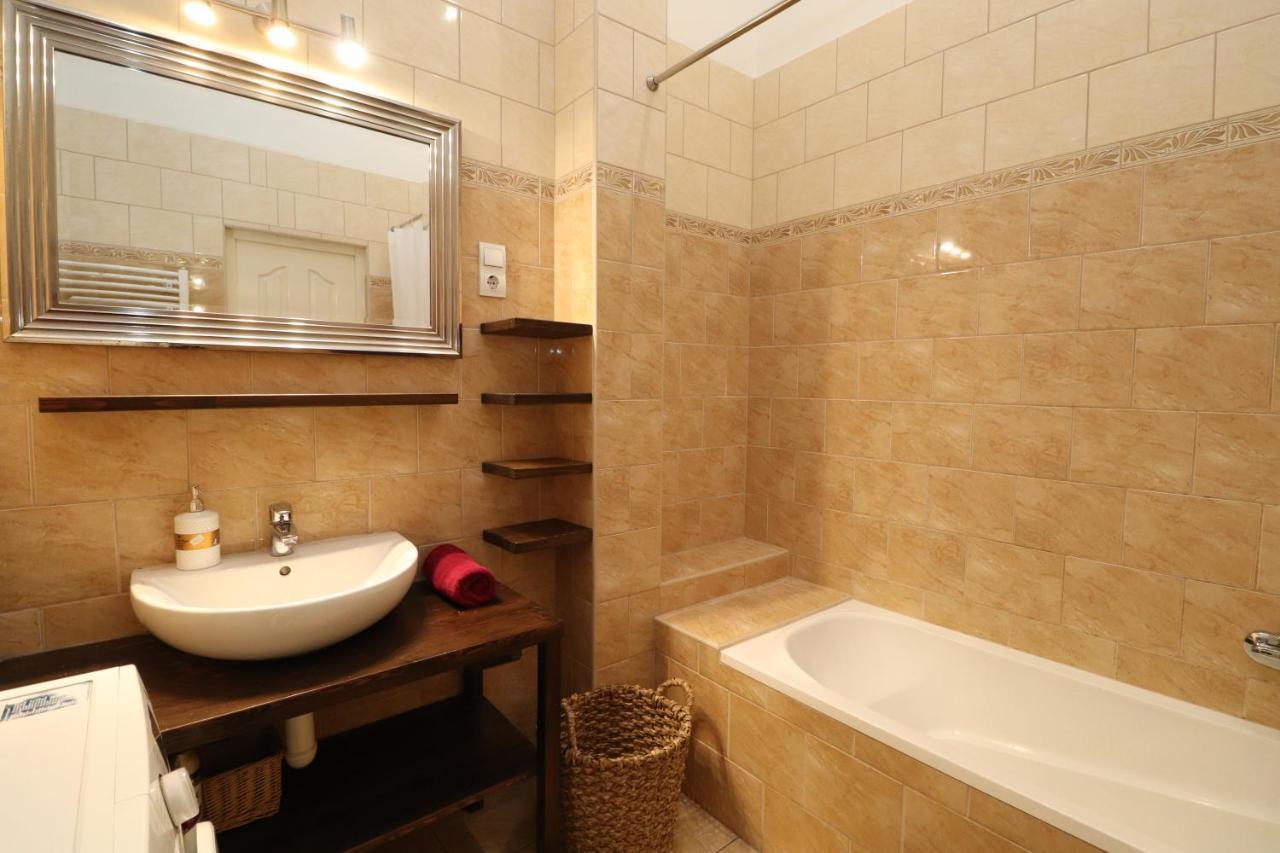 Broadway Downtown Deluxe *