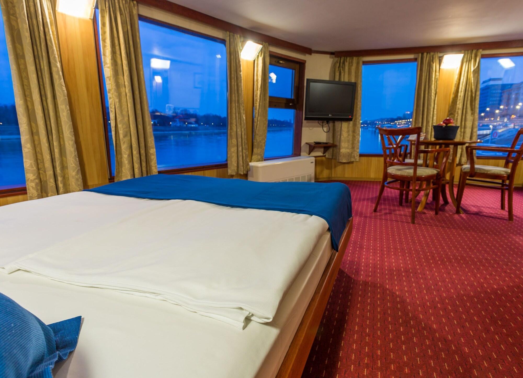 Fortuna Boat Botel Budapest