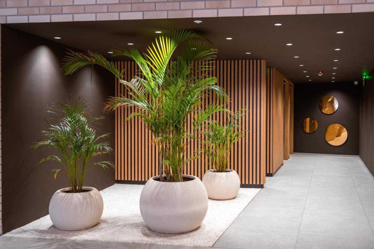 Modern Newly-Built Home By The New York Cafe