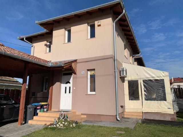 Airport Road/repter Koezeli Haz Privat Parkoloval Apartment