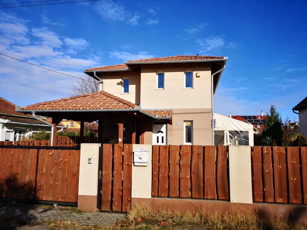 Apartment Airport Road/repter Koezeli Haz Privat Parkoloval Budapest
