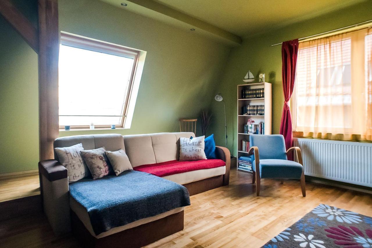 I Apartment *