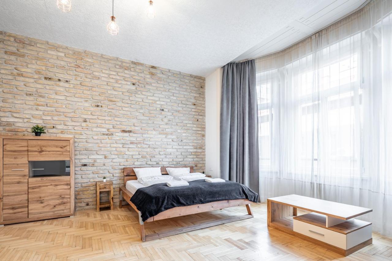Central Luxury With Ac